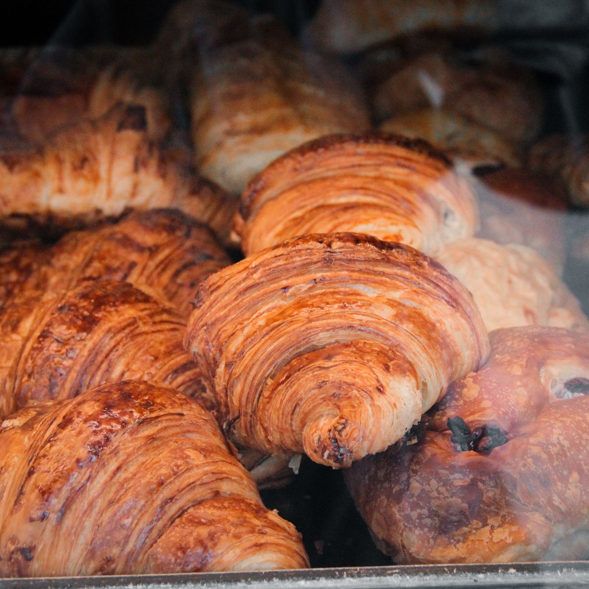 Viennoiseries dorées d'une boulangerie de quartier